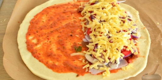 Фото приготовления рецепта: Закрытая пицца с ветчиной и грибами - шаг №17