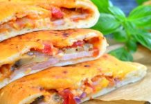 Закрытая пицца с ветчиной и грибами