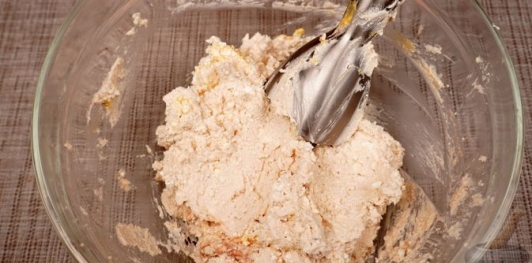 Фото приготовления рецепта: Закуска из брынзы и творога с тунцом и каперсами (кёрёзёт) - шаг №6