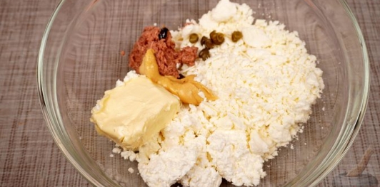 Фото приготовления рецепта: Закуска из брынзы и творога с тунцом и каперсами (кёрёзёт) - шаг №5