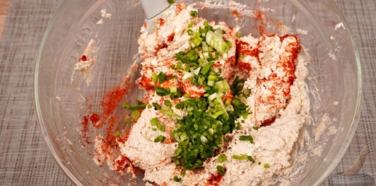 Фото приготовления рецепта: Закуска из брынзы и творога с тунцом и каперсами (кёрёзёт) - шаг №9