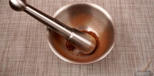 Фото приготовления рецепта: Закуска из брынзы и творога с тунцом и каперсами (кёрёзёт) - шаг №3