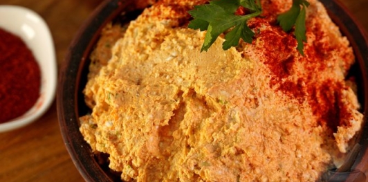 Фото приготовления рецепта: Закуска из брынзы и творога с тунцом и каперсами (кёрёзёт) - шаг №14