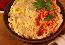 Закуска из брынзы и творога с тунцом и каперсами (кёрёзёт)