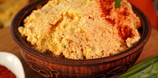 Фото приготовления рецепта: Закуска из брынзы и творога с тунцом и каперсами (кёрёзёт) - шаг №12