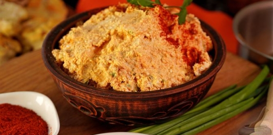 Фото приготовления рецепта: Закуска из брынзы и творога с тунцом и каперсами (кёрёзёт) - шаг №11