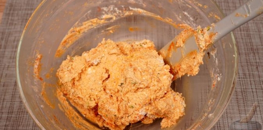 Фото приготовления рецепта: Закуска из брынзы и творога с тунцом и каперсами (кёрёзёт) - шаг №10