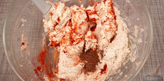 Фото приготовления рецепта: Закуска из брынзы и творога с тунцом и каперсами (кёрёзёт) - шаг №7