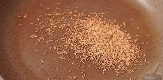 Фото приготовления рецепта: Закуска из брынзы и творога с тунцом и каперсами (кёрёзёт) - шаг №2