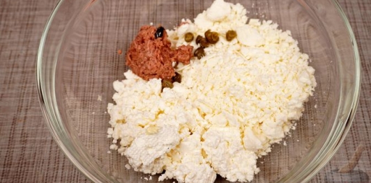 Фото приготовления рецепта: Закуска из брынзы и творога с тунцом и каперсами (кёрёзёт) - шаг №4