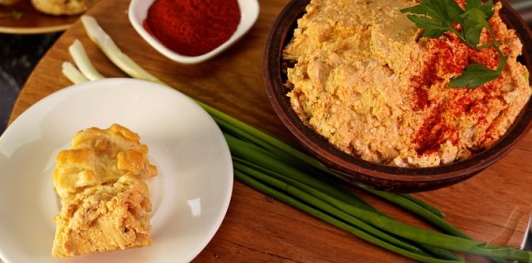 Фото приготовления рецепта: Закуска из брынзы и творога с тунцом и каперсами (кёрёзёт) - шаг №13