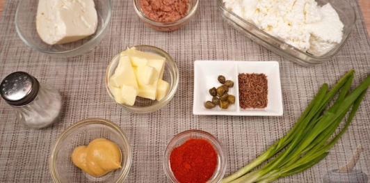 Фото приготовления рецепта: Закуска из брынзы и творога с тунцом и каперсами (кёрёзёт) - шаг №1