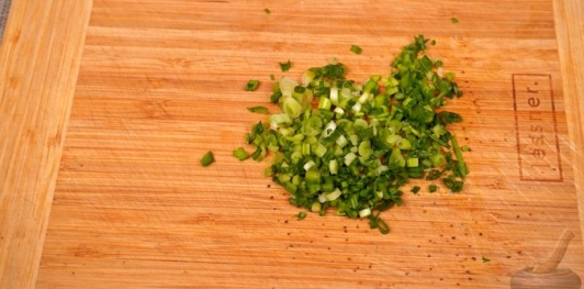 Фото приготовления рецепта: Закуска из брынзы и творога с тунцом и каперсами (кёрёзёт) - шаг №8