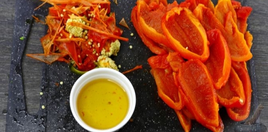 Фото приготовления рецепта: Закуска из запечённого перца с чесноком, зеленью, мёдом и соевым соусом - шаг №5