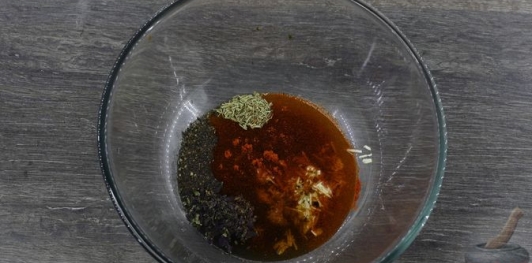 Фото приготовления рецепта: Закуска из запечённого перца с чесноком, зеленью, мёдом и соевым соусом - шаг №9