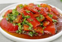 Закуска из запечённого перца с чесноком, зеленью, мёдом и соевым соусом