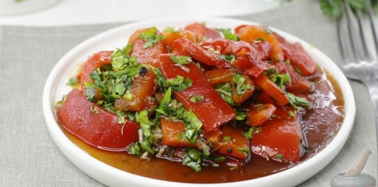 Фото приготовления рецепта: Закуска из запечённого перца с чесноком, зеленью, мёдом и соевым соусом - шаг №16