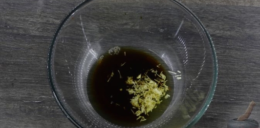 Фото приготовления рецепта: Закуска из запечённого перца с чесноком, зеленью, мёдом и соевым соусом - шаг №8