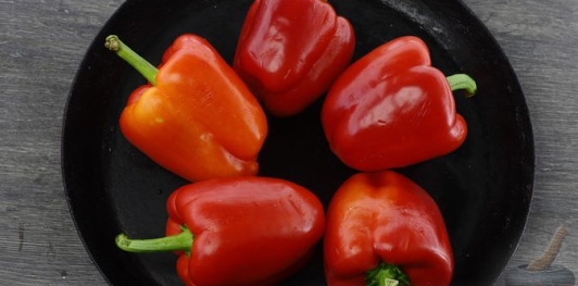 Фото приготовления рецепта: Закуска из запечённого перца с чесноком, зеленью, мёдом и соевым соусом - шаг №2