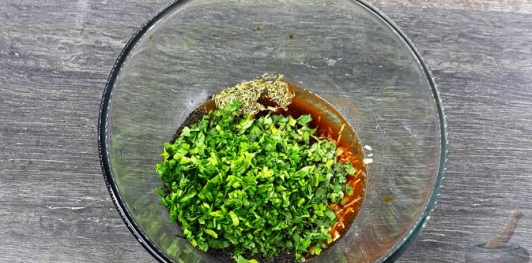 Фото приготовления рецепта: Закуска из запечённого перца с чесноком, зеленью, мёдом и соевым соусом - шаг №12