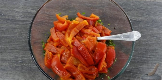 Фото приготовления рецепта: Закуска из запечённого перца с чесноком, зеленью, мёдом и соевым соусом - шаг №14