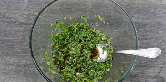 Фото приготовления рецепта: Закуска из запечённого перца с чесноком, зеленью, мёдом и соевым соусом - шаг №13