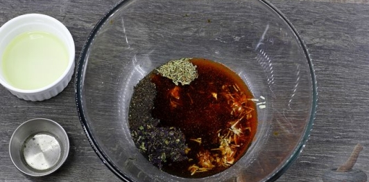 Фото приготовления рецепта: Закуска из запечённого перца с чесноком, зеленью, мёдом и соевым соусом - шаг №11