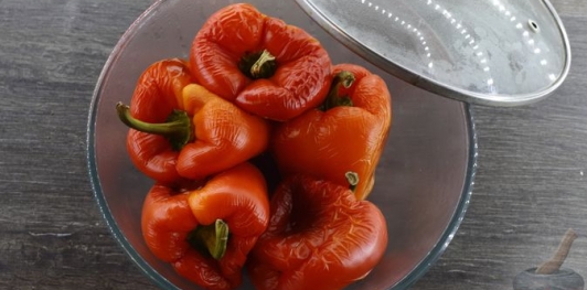 Фото приготовления рецепта: Закуска из запечённого перца с чесноком, зеленью, мёдом и соевым соусом - шаг №4