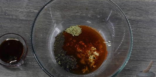 Фото приготовления рецепта: Закуска из запечённого перца с чесноком, зеленью, мёдом и соевым соусом - шаг №10