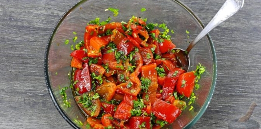 Фото приготовления рецепта: Закуска из запечённого перца с чесноком, зеленью, мёдом и соевым соусом - шаг №15