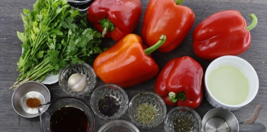 Фото приготовления рецепта: Закуска из запечённого перца с чесноком, зеленью, мёдом и соевым соусом - шаг №1