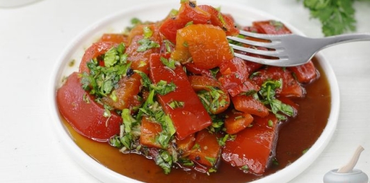 Фото приготовления рецепта: Закуска из запечённого перца с чесноком, зеленью, мёдом и соевым соусом - шаг №17