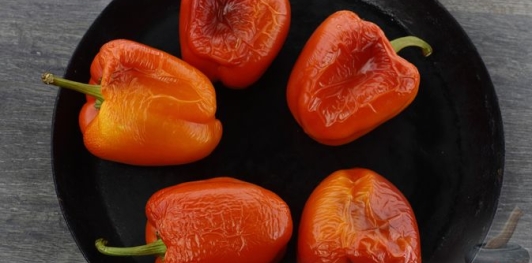 Фото приготовления рецепта: Закуска из запечённого перца с чесноком, зеленью, мёдом и соевым соусом - шаг №3