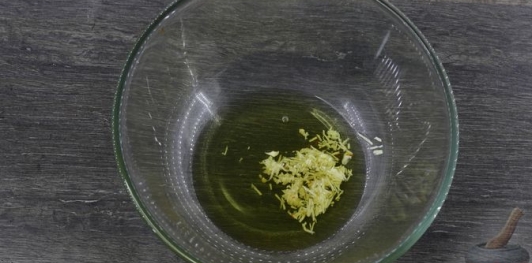 Фото приготовления рецепта: Закуска из запечённого перца с чесноком, зеленью, мёдом и соевым соусом - шаг №7