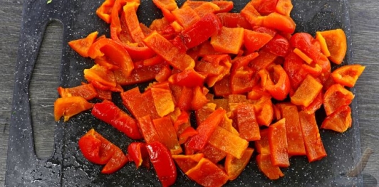 Фото приготовления рецепта: Закуска из запечённого перца с чесноком, зеленью, мёдом и соевым соусом - шаг №6