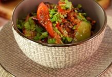 Закуска из жареных баклажанов и перца с грецкими орехами и кинзой