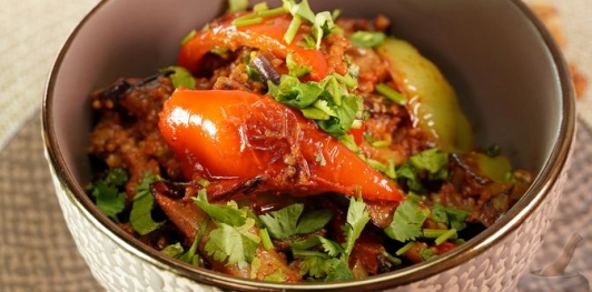 Фото приготовления рецепта: Закуска из жареных баклажанов и перца с грецкими орехами и кинзой - шаг №23