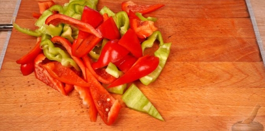 Фото приготовления рецепта: Закуска из жареных баклажанов и перца с грецкими орехами и кинзой - шаг №13