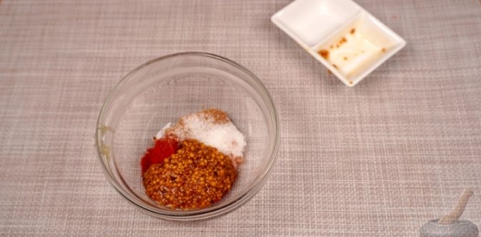 Фото приготовления рецепта: Закуска из жареных баклажанов и перца с грецкими орехами и кинзой - шаг №4