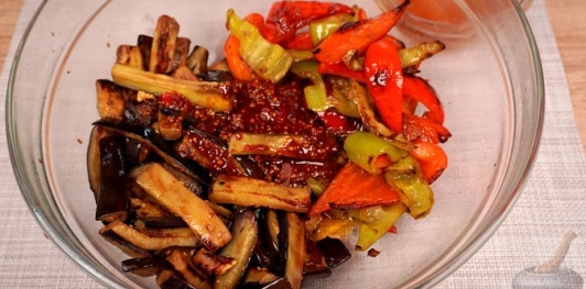 Фото приготовления рецепта: Закуска из жареных баклажанов и перца с грецкими орехами и кинзой - шаг №18