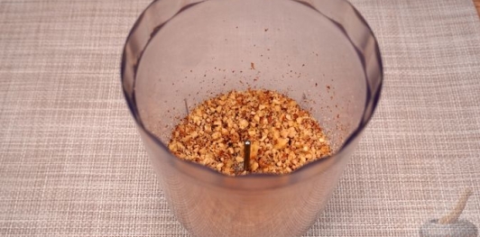 Фото приготовления рецепта: Закуска из жареных баклажанов и перца с грецкими орехами и кинзой - шаг №9