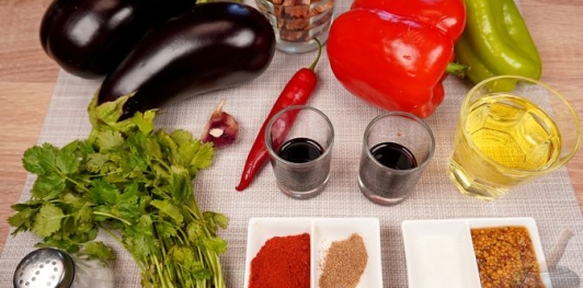 Фото приготовления рецепта: Закуска из жареных баклажанов и перца с грецкими орехами и кинзой - шаг №1