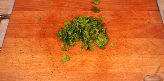 Фото приготовления рецепта: Закуска из жареных баклажанов и перца с грецкими орехами и кинзой - шаг №16