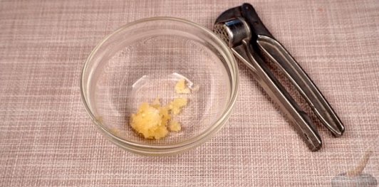 Фото приготовления рецепта: Закуска из жареных баклажанов и перца с грецкими орехами и кинзой - шаг №2