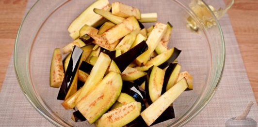 Фото приготовления рецепта: Закуска из жареных баклажанов и перца с грецкими орехами и кинзой - шаг №11