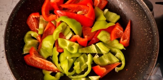 Фото приготовления рецепта: Закуска из жареных баклажанов и перца с грецкими орехами и кинзой - шаг №14