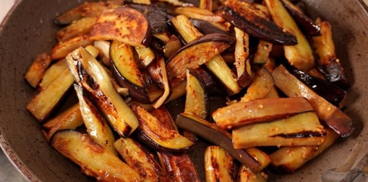 Фото приготовления рецепта: Закуска из жареных баклажанов и перца с грецкими орехами и кинзой - шаг №12