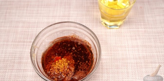 Фото приготовления рецепта: Закуска из жареных баклажанов и перца с грецкими орехами и кинзой - шаг №6