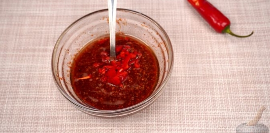 Фото приготовления рецепта: Закуска из жареных баклажанов и перца с грецкими орехами и кинзой - шаг №8