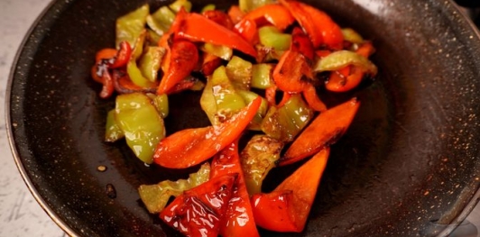 Фото приготовления рецепта: Закуска из жареных баклажанов и перца с грецкими орехами и кинзой - шаг №15